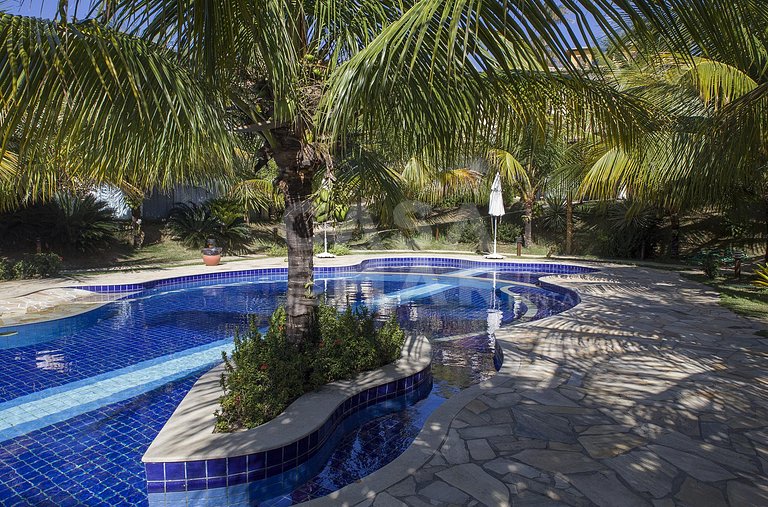 Linda casa com quatro suítes, em condomínio próximo à Praia