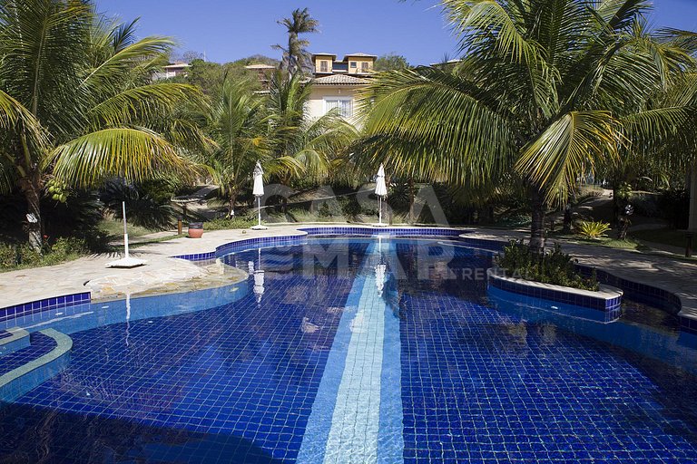 Linda casa com quatro suítes, em condomínio próximo à Praia