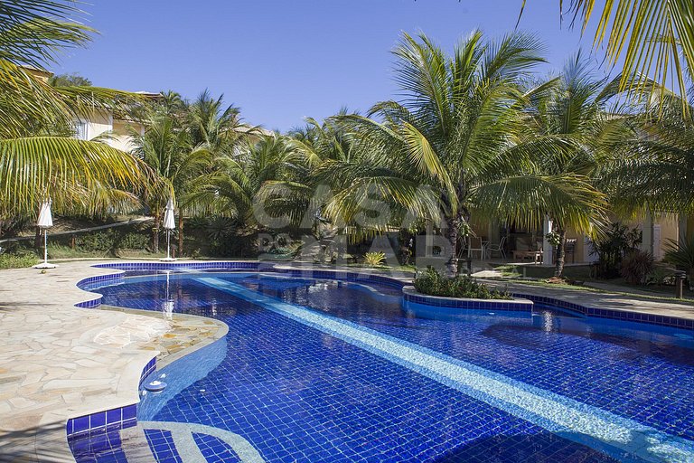 Linda casa com quatro suítes, em condomínio próximo à Praia