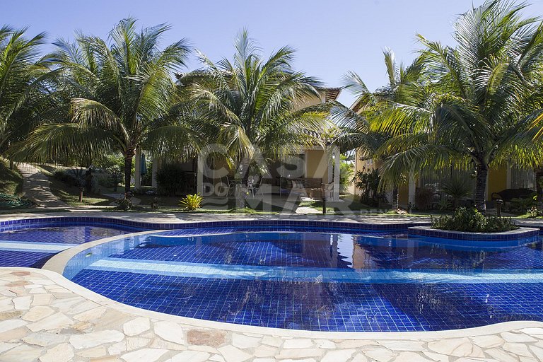 Linda casa com quatro suítes, em condomínio próximo à Praia