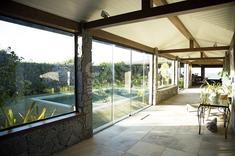 Casa com cinco suítes, frente mar, piscina, churrasqueira