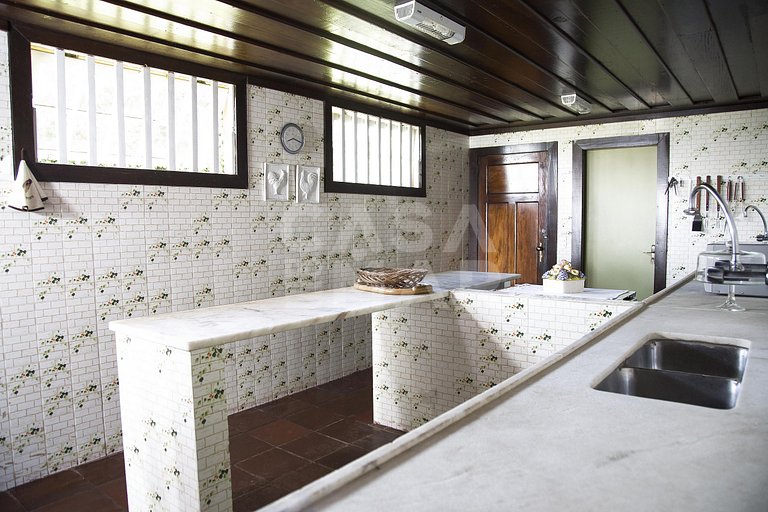 Casa com cinco suítes, frente mar, piscina, churrasqueira