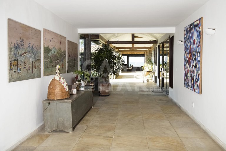 Casa com cinco suítes, frente mar, piscina, churrasqueira