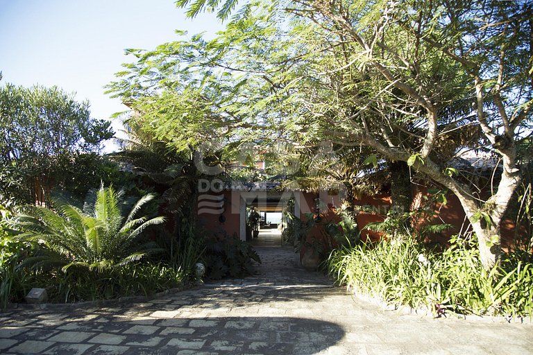 Casa com cinco suítes, frente mar, piscina, churrasqueira