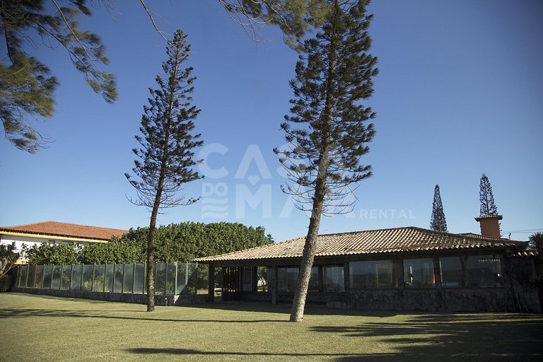 Casa com cinco suítes, frente mar, piscina, churrasqueira