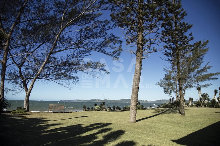 Casa com cinco suítes, frente mar, piscina, churrasqueira
