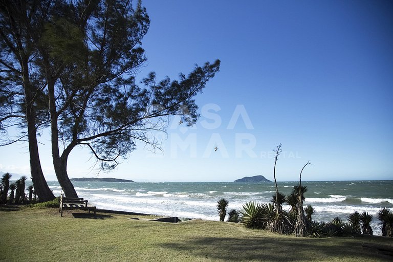 Casa com cinco suítes, frente mar, piscina, churrasqueira