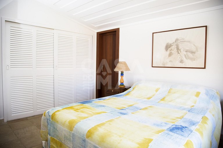 Casa com cinco suítes, frente mar, piscina, churrasqueira