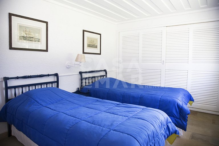 Casa com cinco suítes, frente mar, piscina, churrasqueira
