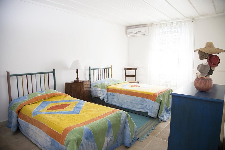 Casa com cinco suítes, frente mar, piscina, churrasqueira