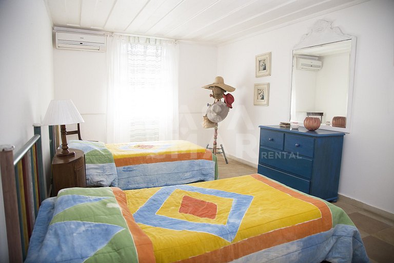 Casa com cinco suítes, frente mar, piscina, churrasqueira