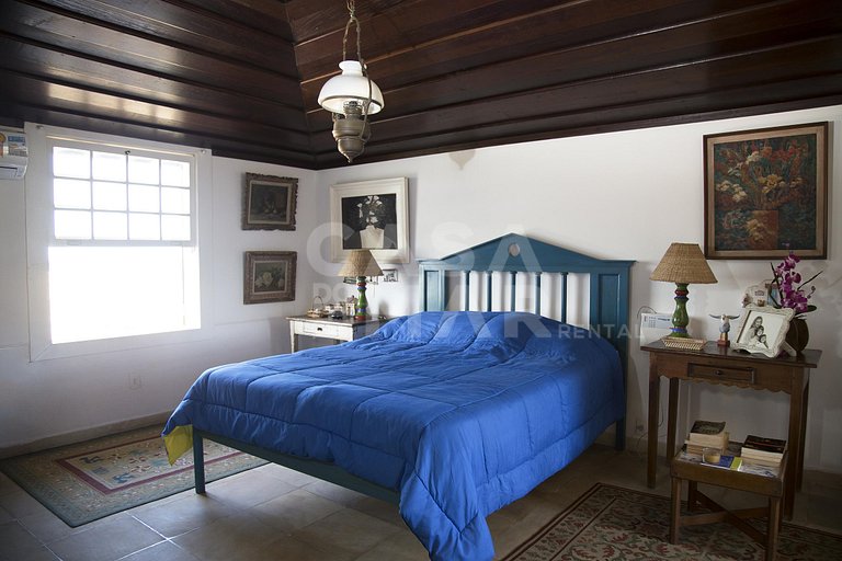 Casa com cinco suítes, frente mar, piscina, churrasqueira