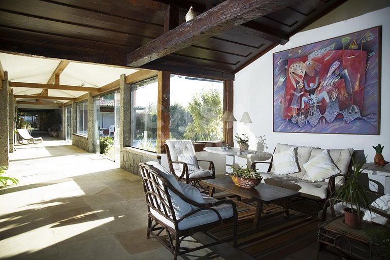 Casa com cinco suítes, frente mar, piscina, churrasqueira