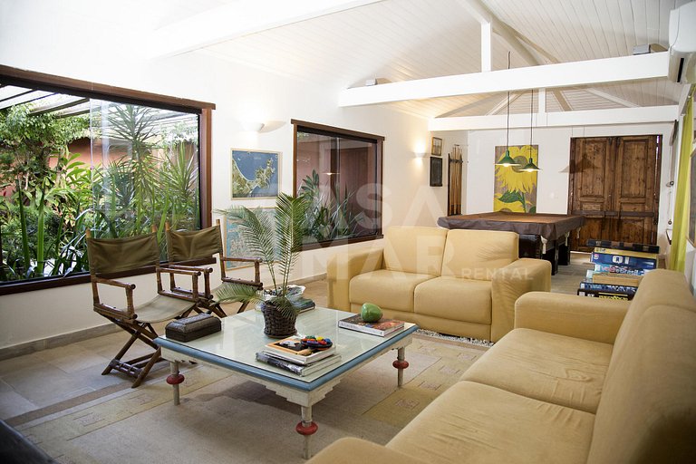 Casa com cinco suítes, frente mar, piscina, churrasqueira