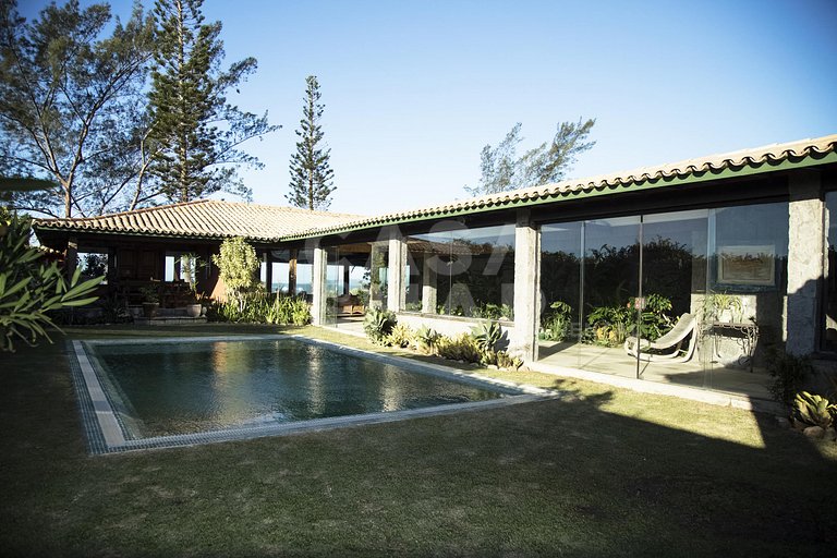 Casa com cinco suítes, frente mar, piscina, churrasqueira