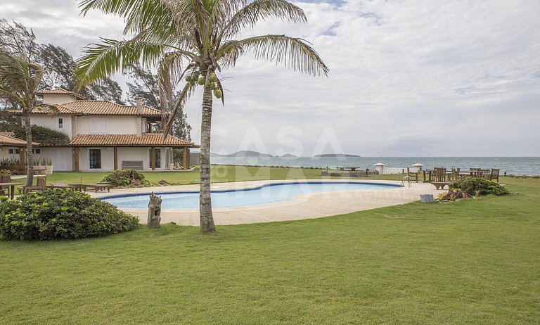 Linda casa em condomínio, pé na areia de Manguinhos