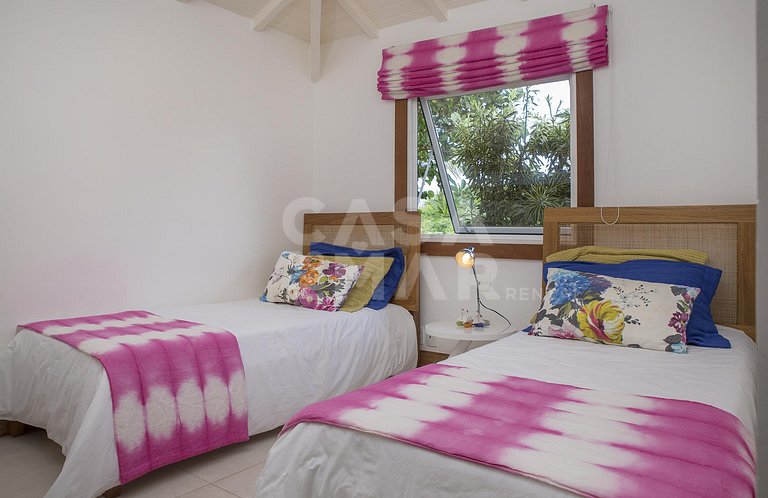 Linda casa em condomínio, pé na areia de Manguinhos
