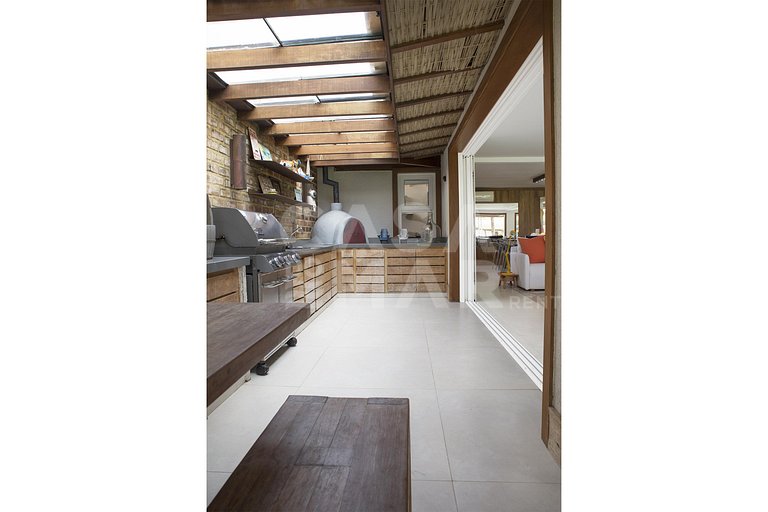 Linda casa em condomínio, pé na areia de Manguinhos