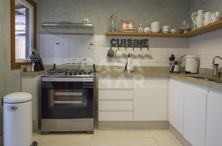 Linda casa em condomínio, pé na areia de Manguinhos
