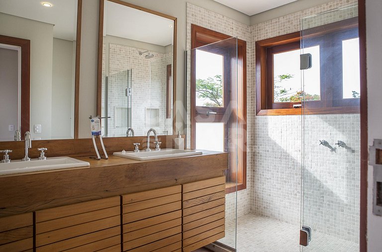 Espetacular casa com cinco suítes, com vista privilegiada pa