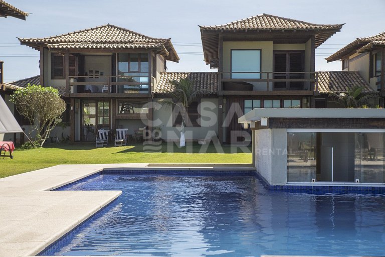Linda casa com quatro quartos, em condomínio, de frente para