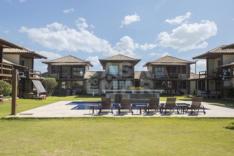 Beautiful house with four bedrooms, in a condominium, facing