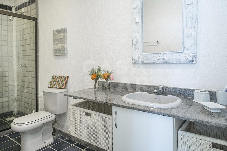 Beautiful house with four bedrooms, in a condominium, facing