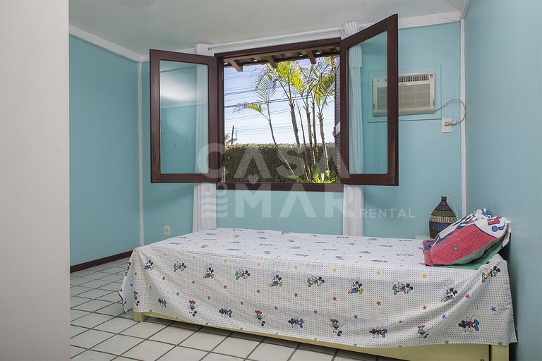 Beautiful house with four bedrooms, in a condominium, facing