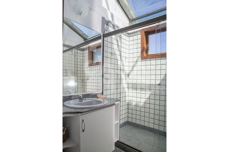 Linda casa com quatro quartos, de frente para o mar