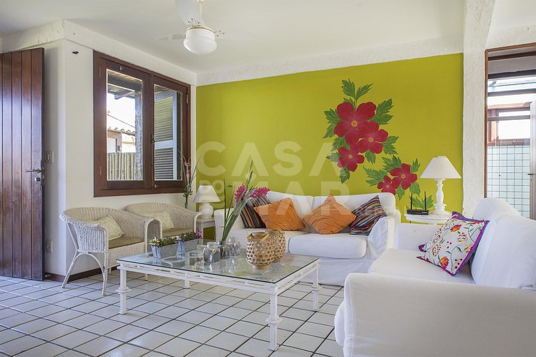 Linda casa com quatro quartos, em condomínio, de frente para
