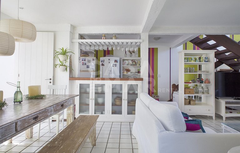 Linda casa com quatro quartos, de frente para o mar
