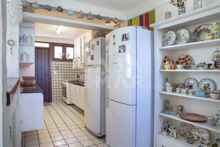 Linda casa com quatro quartos, de frente para o mar