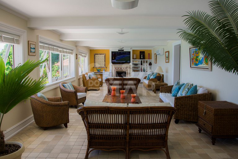 Beautiful villa with exclusive beach, seven suites in a cond