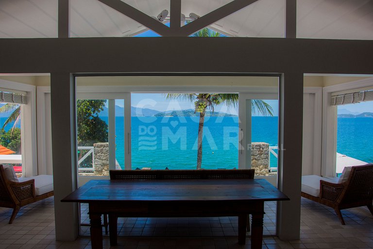 Beautiful villa with exclusive beach, seven suites in a cond