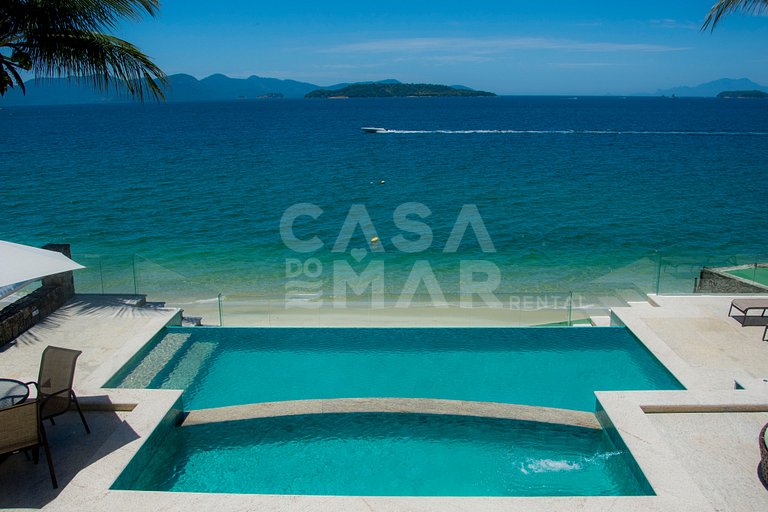Beautiful villa with exclusive beach, seven suites in a cond
