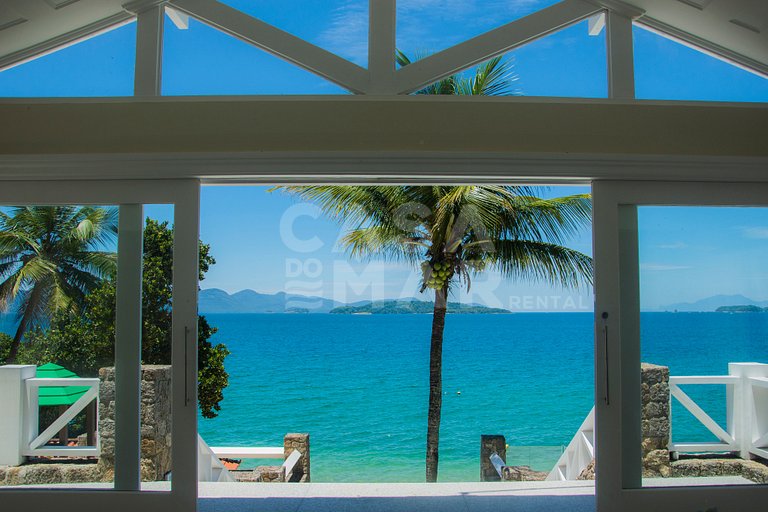 Linda villa com praia exclusiva, nove suítes em condomínio