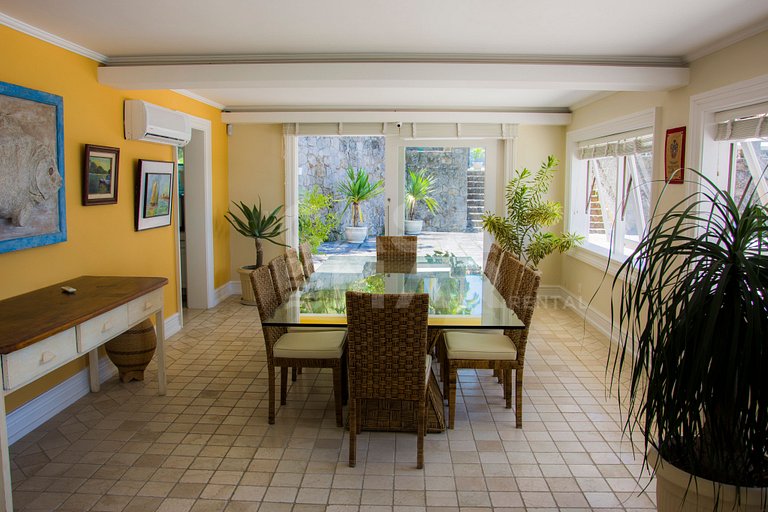Beautiful villa with exclusive beach, seven suites in a cond