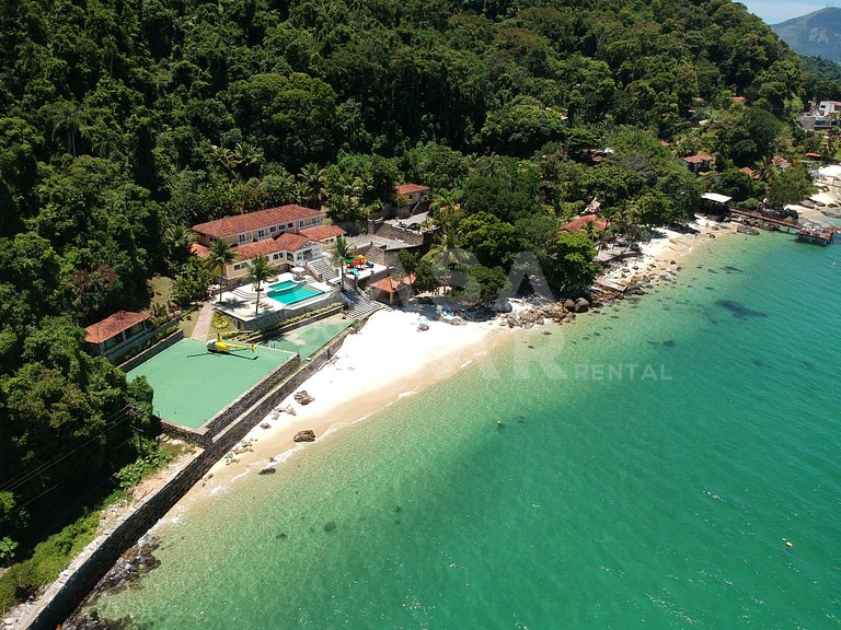 Linda villa com praia exclusiva, nove suítes em condomínio