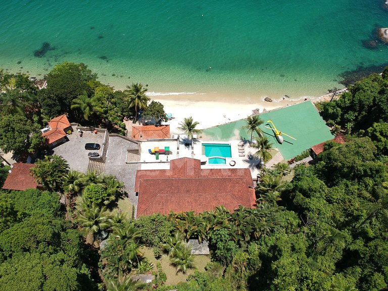 Linda villa com praia exclusiva, nove suítes em condomínio