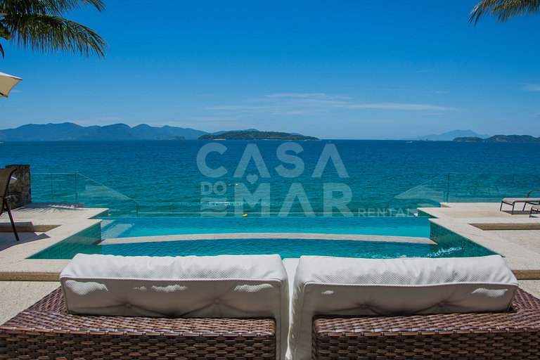 Linda villa com praia exclusiva, nove suítes em condomínio