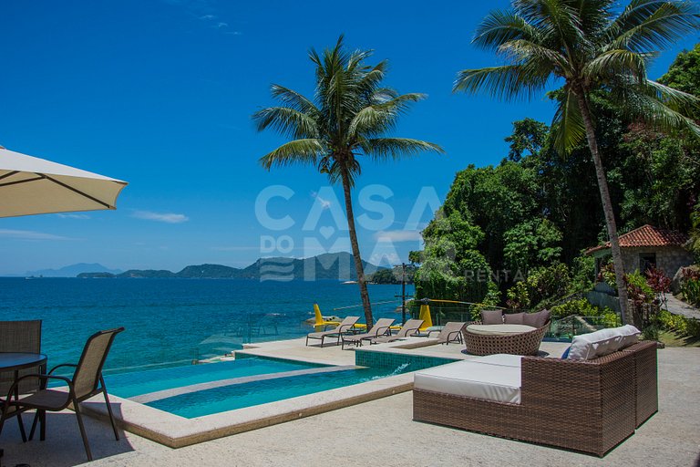 Linda villa com praia exclusiva, nove suítes em condomínio