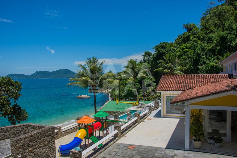 Beautiful villa with exclusive beach, seven suites in a cond