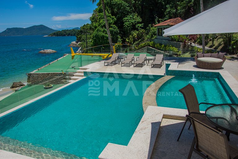Beautiful villa with exclusive beach, seven suites in a cond