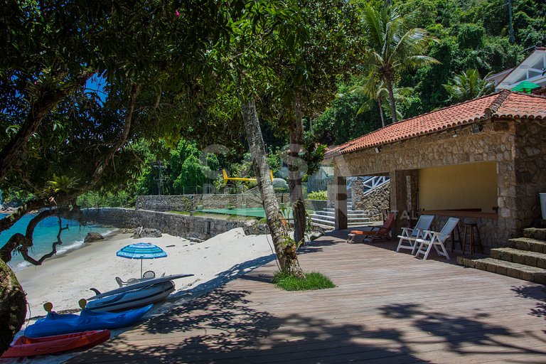 Beautiful villa with exclusive beach, seven suites in a cond