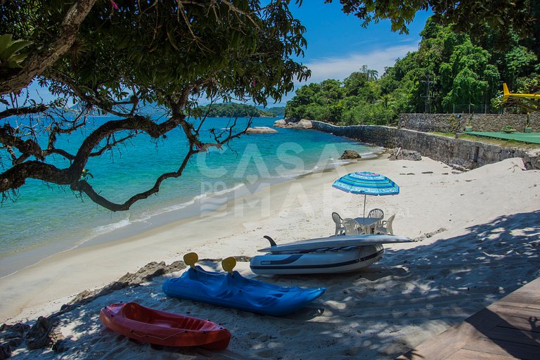 Linda villa com praia exclusiva, nove suítes em condomínio