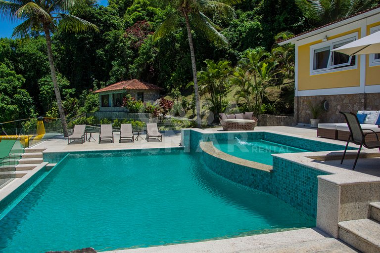 Linda villa com praia exclusiva, nove suítes em condomínio