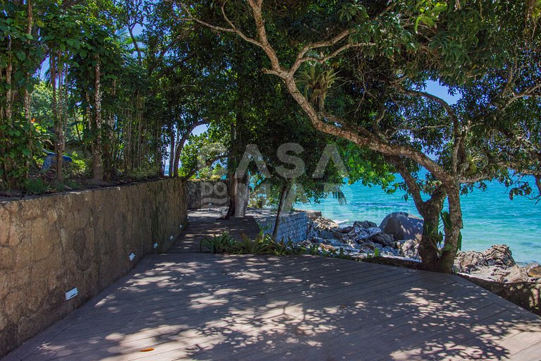 Linda villa com praia exclusiva, nove suítes em condomínio