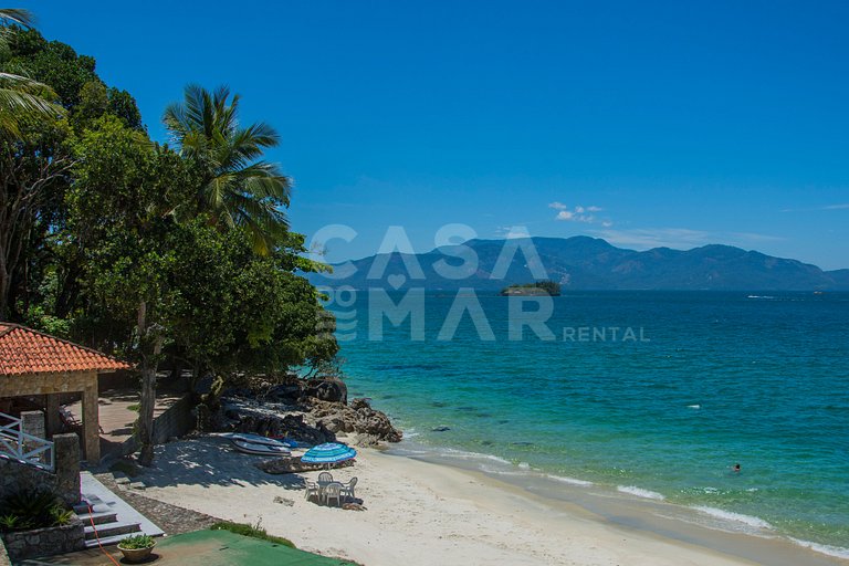Linda villa com praia exclusiva, nove suítes em condomínio