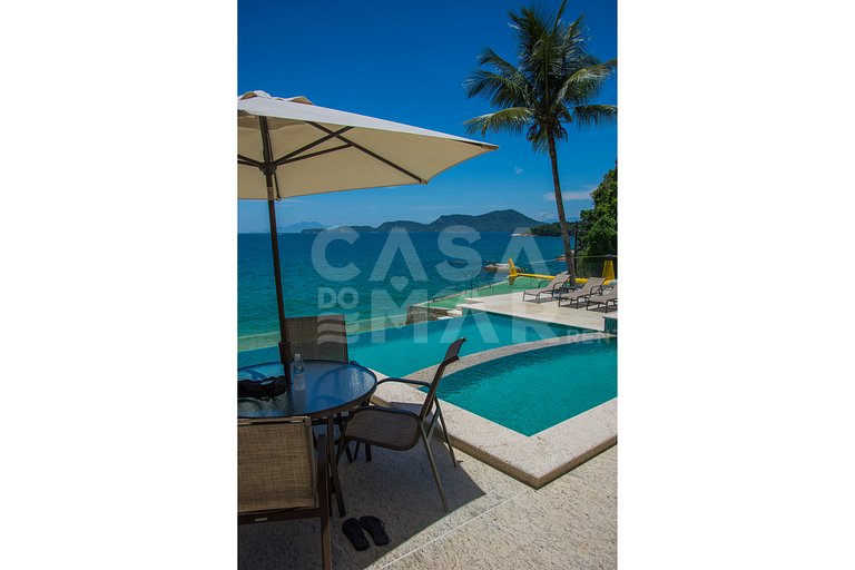 Beautiful villa with exclusive beach, seven suites in a cond