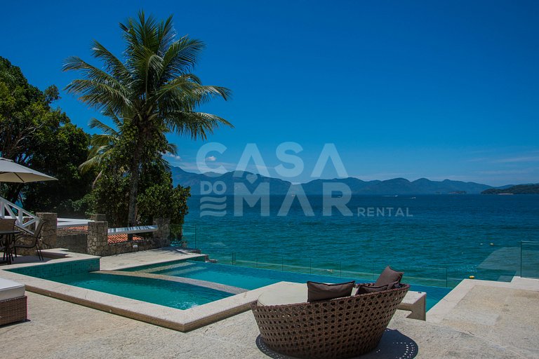 Beautiful villa with exclusive beach, seven suites in a cond